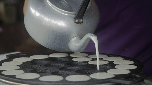 Kanom Krok，一种泰国甜食，泰国甜点，慢动作视频素材