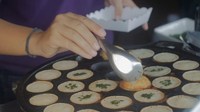 Kanom Krok，一种泰国甜食，泰国甜点，慢动作视频素材