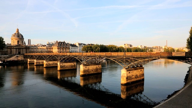 法国巴黎塞纳河Pont des Arts日落人们的建筑视频素材