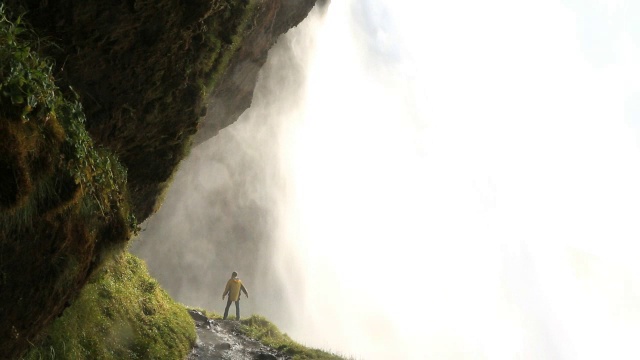 冰岛Seljalandsfoss瀑布男徒步旅行山视频素材