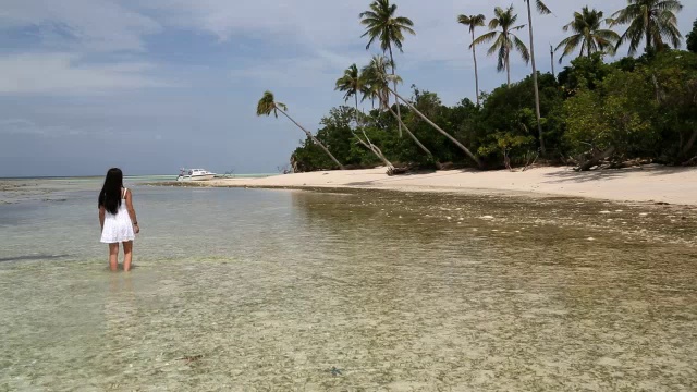 仙本那沙巴州马来西亚婆罗洲热带海岛女性海滩视频素材