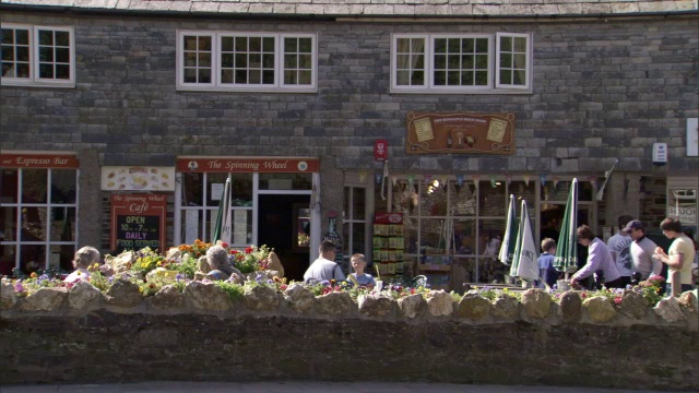 在英国Boscastle，家庭聚集在商店门前的露天桌子前。视频素材