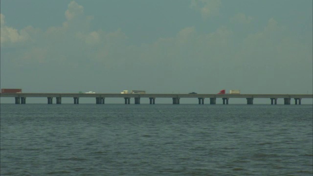 交通通过路易斯安那州的一座跨海岸大桥。视频素材