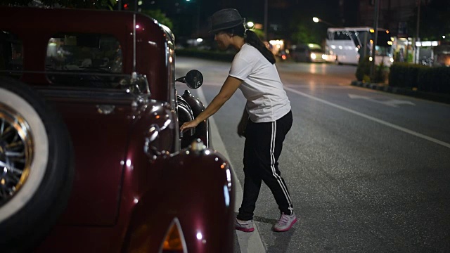 年轻女子上了老爷车。视频素材