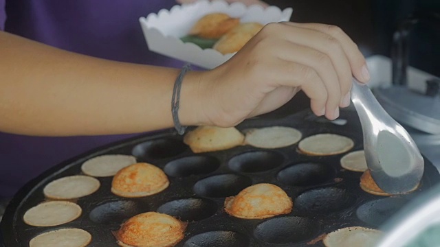 Kanom Krok，一种泰国甜食，泰国甜点，慢动作视频素材