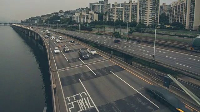 从白天到晚上，可以看到邯钢河畔高速公路视频素材