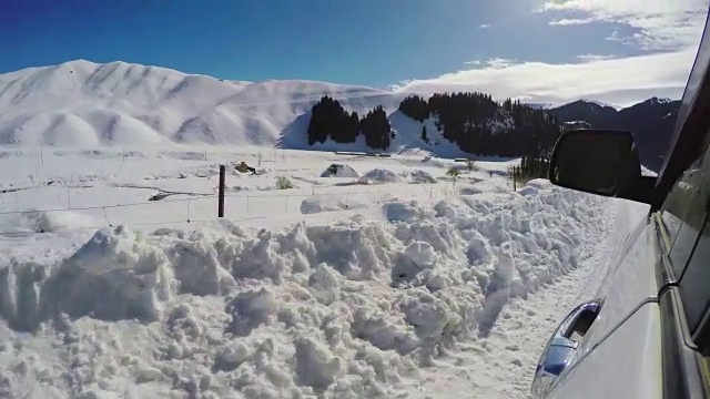 POV在雪山路上行驶，中国新疆。视频素材