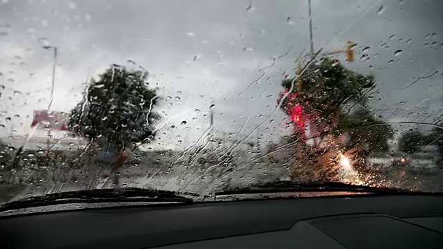 从车内观察雨季的交通状况视频素材