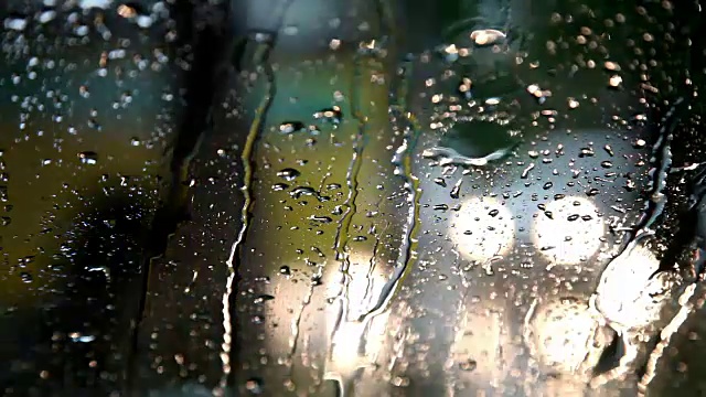 从车内观察雨季的交通状况视频素材