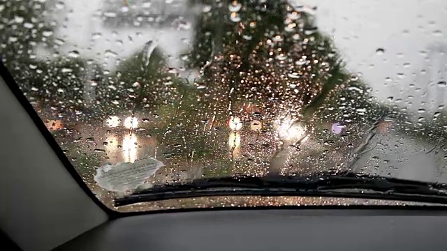 汽车在雨季前进视频素材