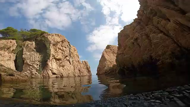 从个人的角度来看，在夏季假期的时候，他在地中海的科斯塔布拉瓦海滩上游泳和潜水，在峭壁之间的一条美丽狭窄的水渠里有透明的水。视频素材