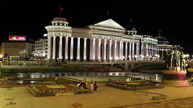 斯科普里，石桥和国家考古博物馆的夜景。视频素材