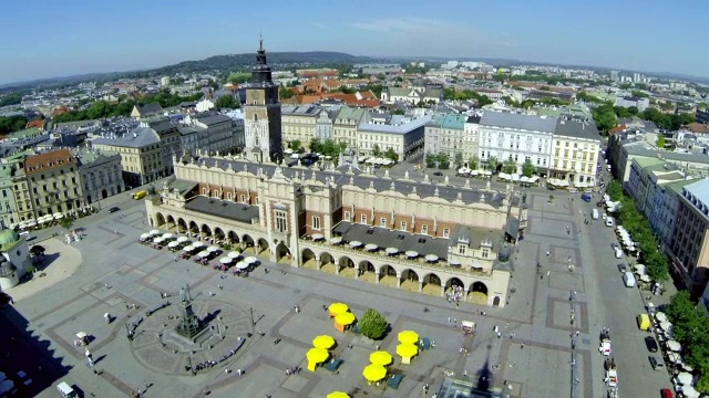 WS PAN SLO MO主广场，从圣玛丽大教堂(pol kosciol mariacki)布制大厅(pol sukiennice)的塔上看，在它后面的中央独立市政厅塔和adam mickiewicz纪念碑/克拉科夫，波兰克拉科夫国家视频素材