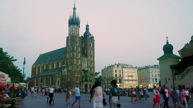 波兰克拉科夫市集广场(rynek glow square)晚上克拉科夫/克拉科夫，波兰克拉科夫视频素材