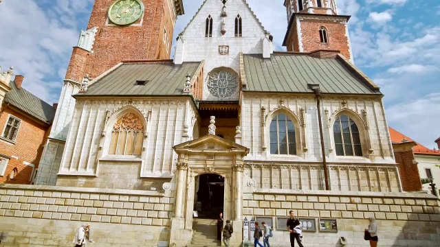 MS T/L TU royal archcathedral basilica on wawel hill(波兰krolewska bazylika archikatedralna ss stanislawa i waclawa na wawelu)也被称为wawel大教堂(波兰katedra wawelska)，位于波兰克拉科夫的wawel城堡内视频素材