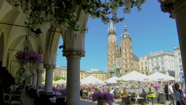 MS ZI SLO MO st marys church(波兰kosciol mariacki)砖砌哥特式教堂(rynek glowny square) /克拉科夫，克拉科夫国家，波兰视频素材