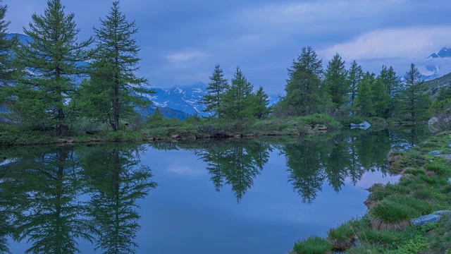 阿尔卑斯山泽马特地区的莱达冯湖视频素材