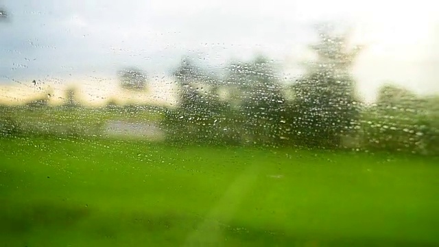 雨和窗外的乡村景色视频素材