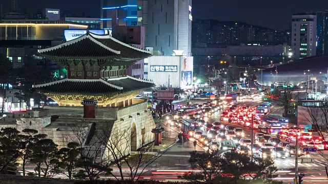 东大门时尚购物城，东大门(又名Heunginjimun Gate)被道路和建筑物包围视频素材