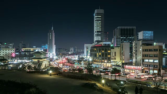 东大门时尚购物城，东大门(又名Heunginjimun Gate)被道路和建筑物包围视频素材