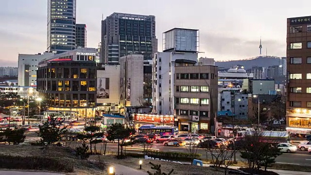 东大门时尚购物城，东大门(又名Heunginjimun Gate)被道路和建筑物包围视频素材