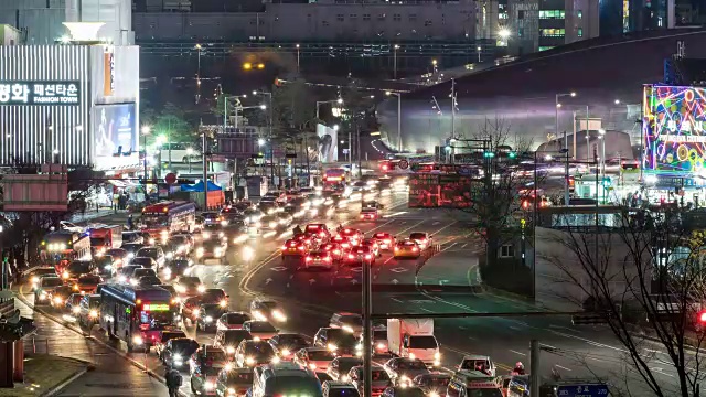 东大门(又称Heunginjimun门)被道路和建筑物包围视频素材