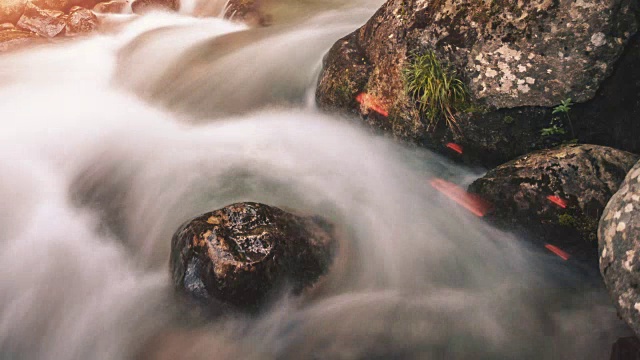 山里的一条河。时间流逝视频素材