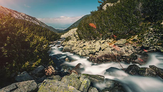 山里的一条河。时间流逝视频素材