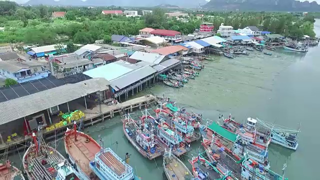 泰国渔村鸟瞰图视频素材