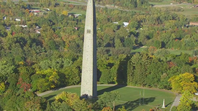 美国佛蒙特州本宁顿森林地区的WS ZO AERIAL POV战役纪念碑视频素材