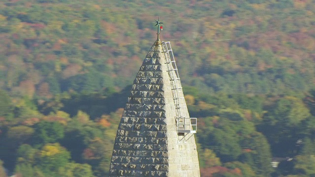 美国佛蒙特州本宁顿森林地区的WS AERIAL POV本宁顿战役纪念碑视频素材