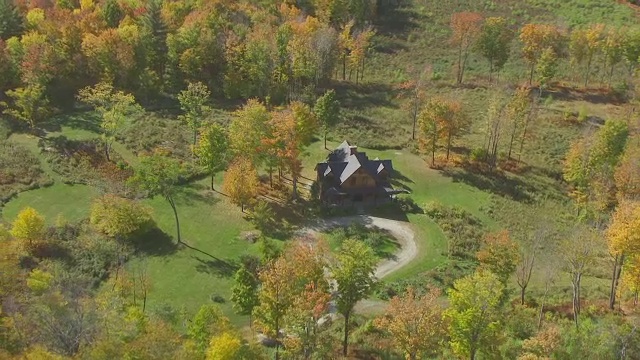 美国佛蒙特州艾迪生郡秋季景观住宅WS ZO AERIAL POV视频素材