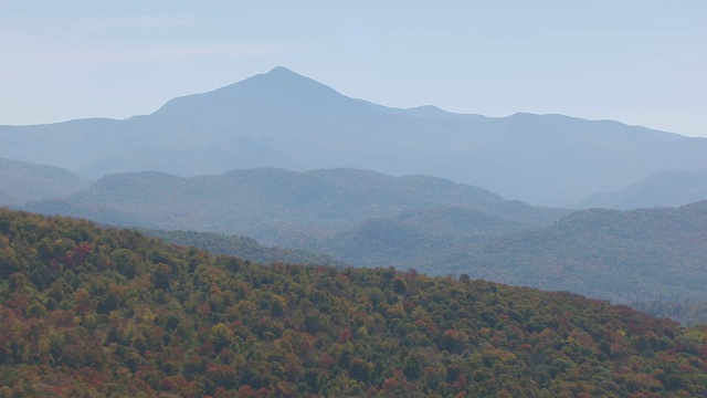 WS AERIAL POV以山脉为背景的秋季森林区域视图/ Chittenden, Lamoille县，美国佛蒙特州视频素材