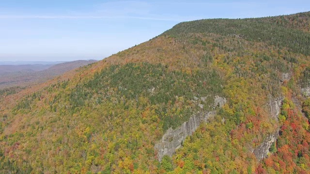 美国佛蒙特州拉莫耶县的奇滕登山脉秋季森林地区的WS AERIAL POV视图视频素材