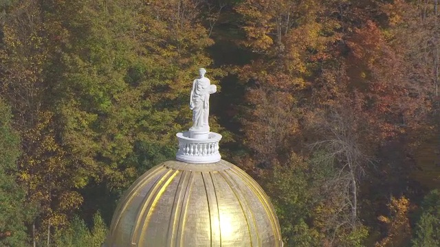 美国佛蒙特州，蒙彼利埃，佛蒙特州，秋季森林地区，WS ZO AERIAL POV谷神星雕像视频素材