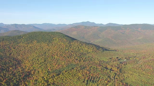 WS AERIAL POV视图森林地区与山脉在背景/卡罗尔县，新罕布什尔州，美国视频素材