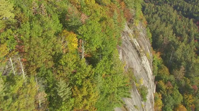 WS AERIAL POV回声湖州立公园与森林地区和山在背景/卡罗尔县，新罕布什尔州，美国视频素材