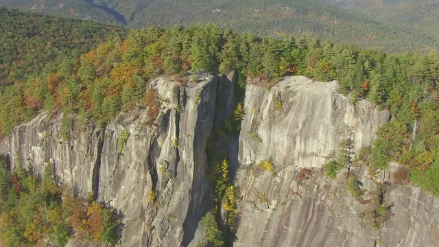 WS AERIAL POV回声湖州立公园与森林地区和山在背景/卡罗尔县，新罕布什尔州，美国视频素材