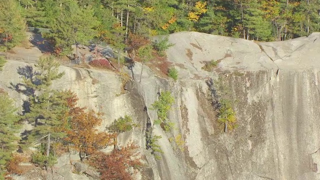 WS ZO AERIAL POV回声湖州立公园，以森林和山脉为背景/卡罗尔县，新罕布什尔州，美国视频素材