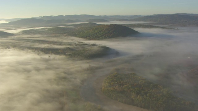 WS AERIAL POV谢尔曼农场迷宫在朦胧的景观在黎明，山在背景/弗莱堡，牛津县，美国缅因州视频素材