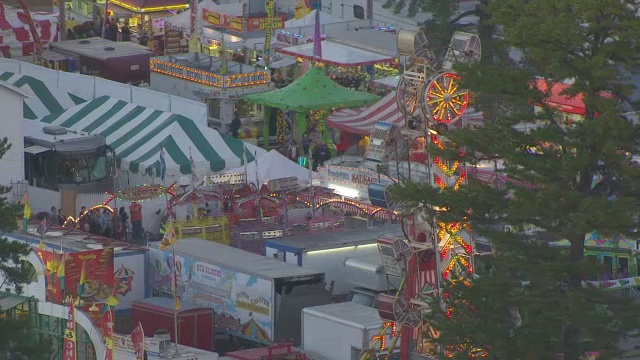 人们在Fryeburg Fair / Fryeburg, Oxford County, Maine, United States享受露天骑行视频素材