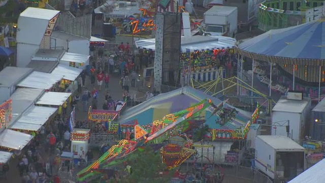 美国缅因州，牛津郡，Fryeburg Fair / Fryeburg，人们在游乐场上享受游乐设施视频素材