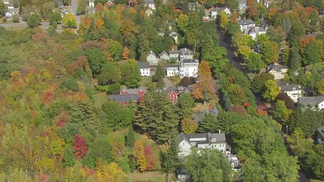 美国缅因州班戈的WS AERIAL POV Stephen King House，城市景观和Penobscot河，森林和山脉为背景视频素材