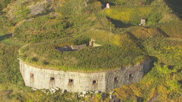 美国缅因州波特兰卡斯科湾的WS AERIAL POV Fort Gorges视频素材