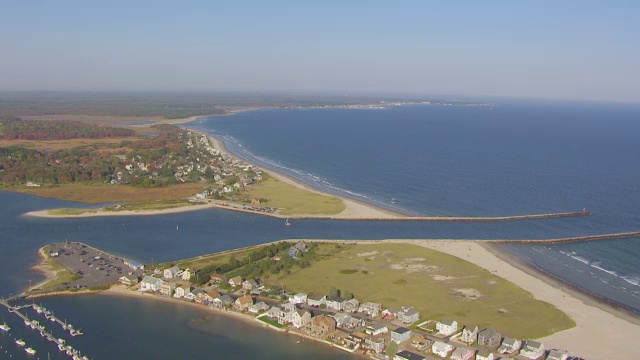 WS AERIAL POV视图的城镇，海滩和沼泽与海洋/肯纳邦波特，约克县，缅因州，美国视频素材