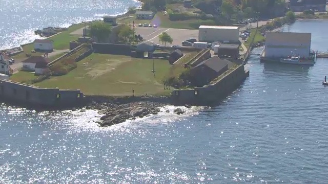 WS ZI AERIAL POV Fort Constitution with broken wall / New Castle, New Hampshire，美国视频素材