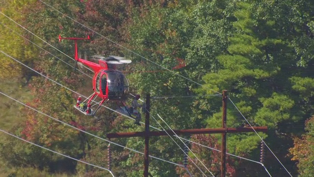 美国新罕布什尔州梅里马克县，WS航空POV工人绑在直升机上检查电线视频素材