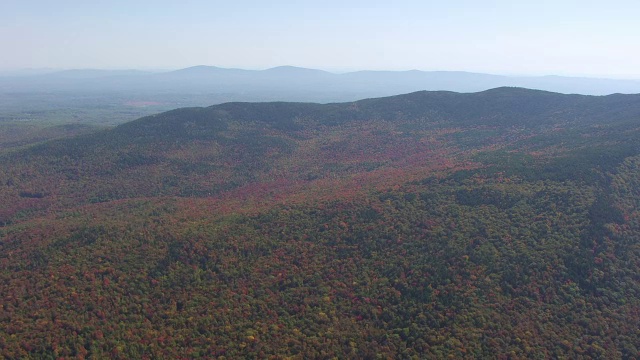 Mount Monadnock / Monadnock州立公园的WS AERIAL POV视图，新罕布什尔州，美国视频素材