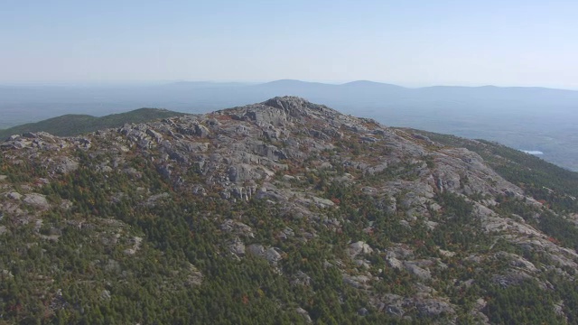 Mount Monadnock valley / Monadnock State Park, New Hampshire, United States的WS AERIAL POV视图视频素材