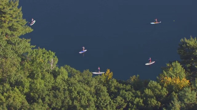 美国马萨诸塞州康科德瓦尔登湖上的WS AERIAL POV人滑板视频素材